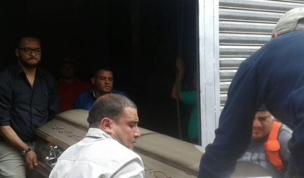 Retiran cadáveres de las víctimas de masacre en la 1 de Diciembre