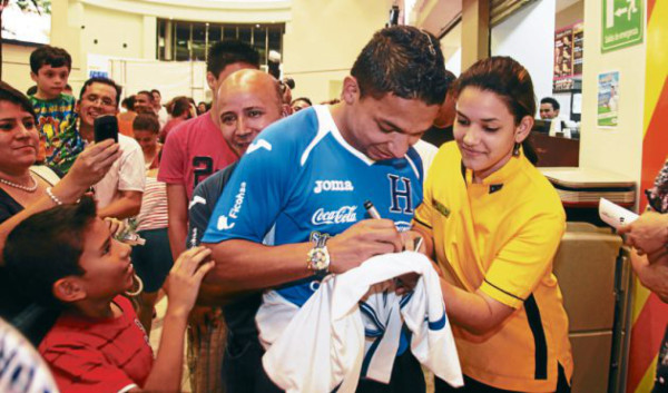 Locura por una firma de la Selección de Honduras