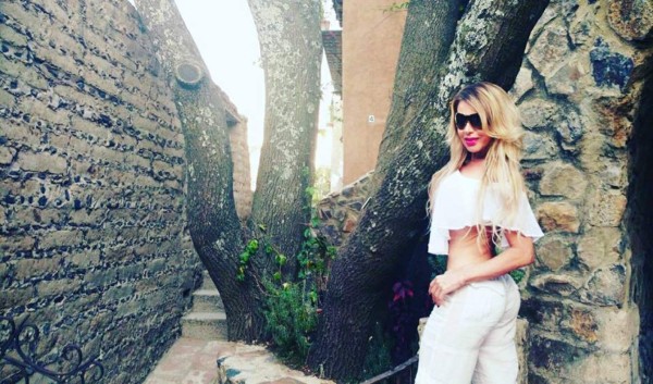 Lorena Herrera enseña estrías en diminuto bikini