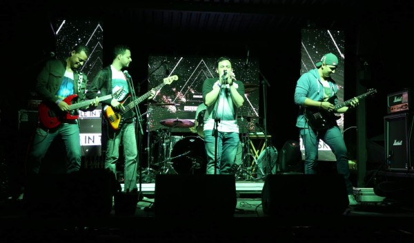 La noche se vistió de rock en el concierto de la banda hondureña Ecos de dioses