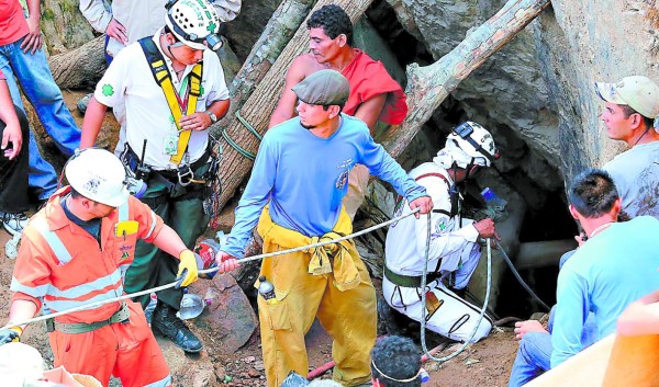 Socorristas de tres países se suman al rescate de los mineros del sur