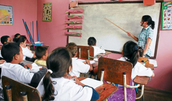 Educación quita 'feriadón' de Semana del Estudiante y arranca año con deuda acumulada