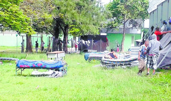 Pandilleros queman dormitorio de rivales