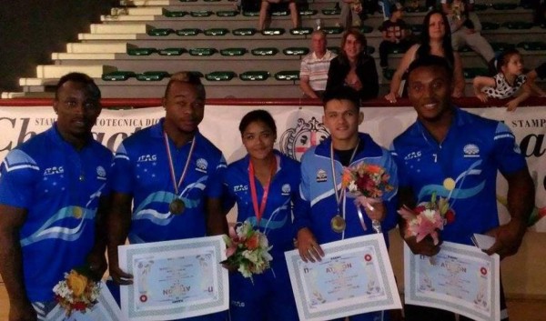Selección de lucha consigue metales en Italia