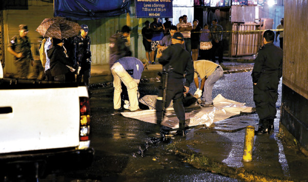 Envueltos en sábana hallan dos cadáveres
