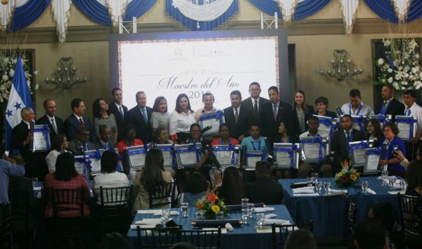 Indígena trilingüe recibe el premio Maestro del Año