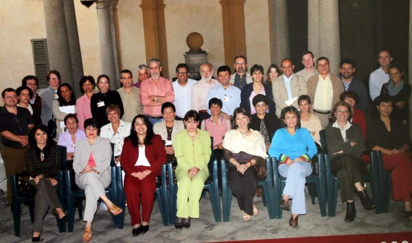 En su billetera guarda un dólar que le dio una niña por tratar a su madre