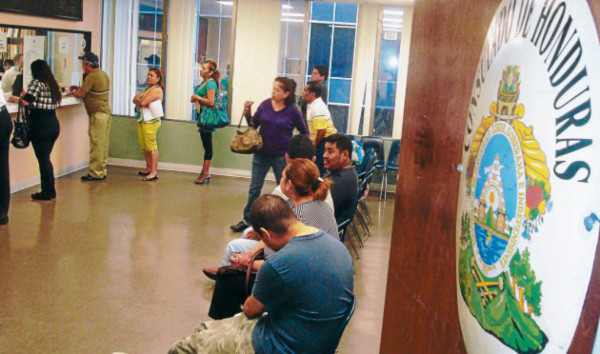 Bachilleres y secretarias inundan las embajadas y consulados de Honduras