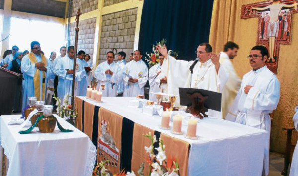 Sacerdotes bendicen óleos que curan males del alma y el cuerpo