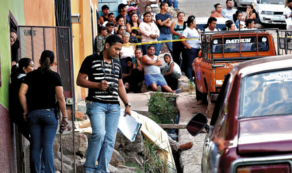 En la puerta de su casa acribillan a mujer policía