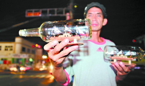 El artesano de los mágicos barcos en botella