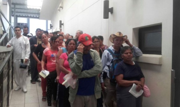 Pacientes abarrotan hospitales buscando medicamentos después de Semana Santa
