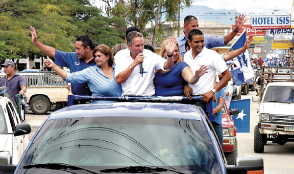 Álvarez recorre en caravana los municipios de El Paraíso