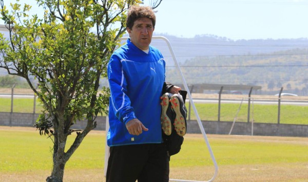 Un Olimpia en aprietos y con muchos seleccionados, busca un central con urgencia