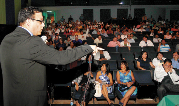 Gobierno ofrece a médicos aumento salarial diferido entre 2014-2018