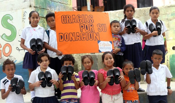 Afectados por la lluvia reciben gesto de amor
