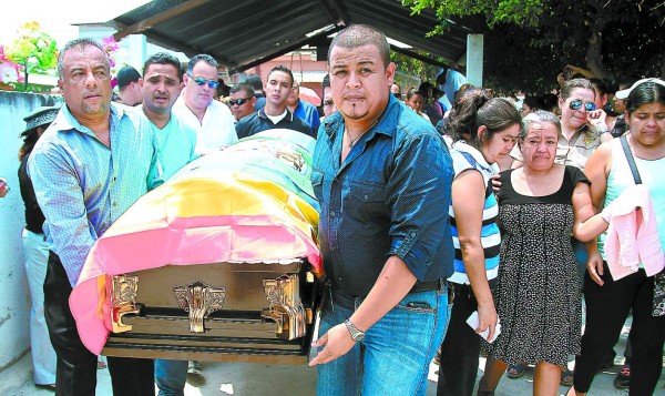 Consternación en sepelio del líder de la comunidad gay