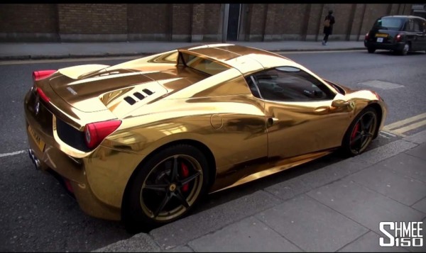 VIDEO: Ferrari dorado deslumbra en Londres
