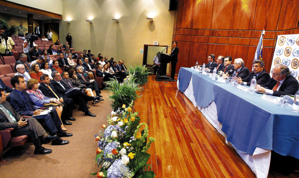 'La suerte de la democracia en este país nos afecta a todos”