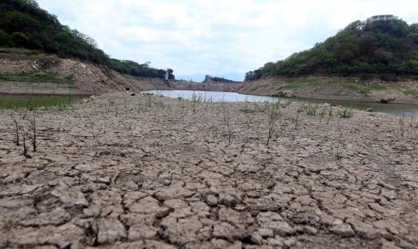 Capitalinos esperan lluvias en mayo que palíen sequía de agua