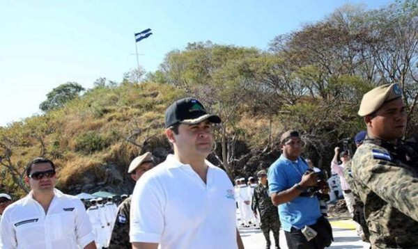Presidente de Honduras inaugura el primer helipuerto de la isla Conejo