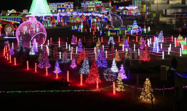 FOTOS: Luces, color y alegría en la Villa Navideña de Tegucigalpa