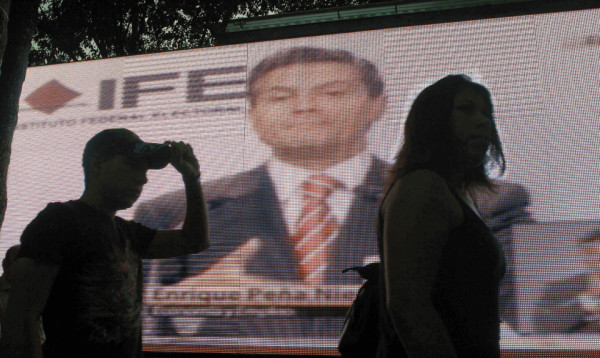 Peña Nieto cae tras aparecer en debate