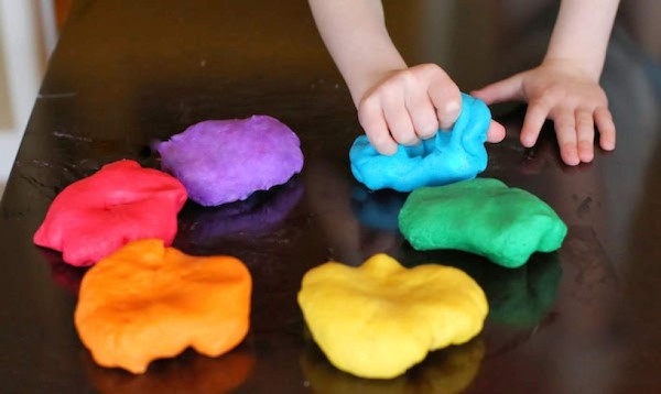 ¿Cómo hacer plasticina casera para los pequeñines de la casa?