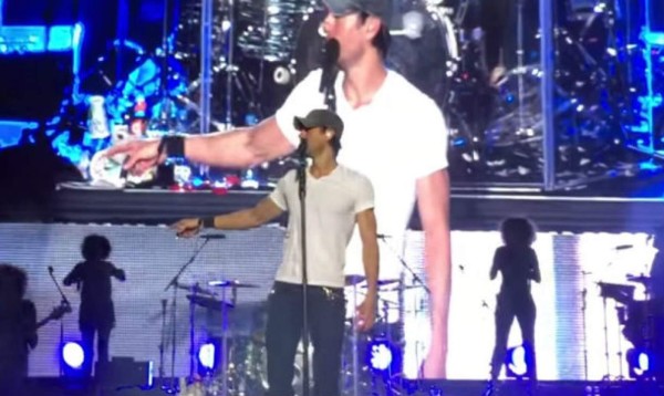 Enrique Iglesias 'destroza' el clásico 'La chica de ayer'