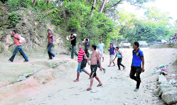 Continúa hundimiento de tierra en medio de labores de búsqueda