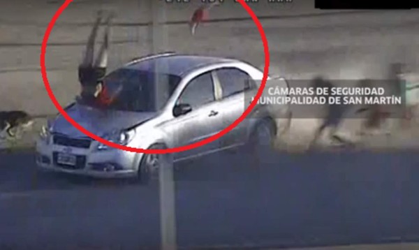 Mujer y su bebé de 7 meses vuelan por el aire tras ser atropellados por ladrones &nbsp;&nbsp;