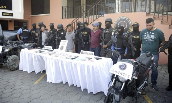 Armas, fajos de billetes y drogas: los decomisos a banda 'El Cosme'