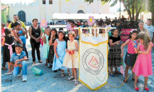 Niñas desfilan por igualdad de género