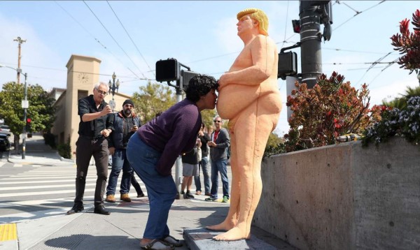 Estatua poco favorecedora de Trump desnudo causa asombro en Nueva York&nbsp;&nbsp;
