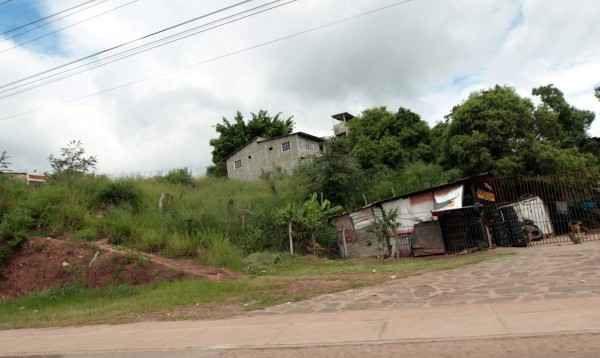Sitiada Tegucigalpa por predios atestados de maleza