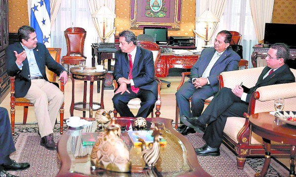 Presidente de Honduras recibe misión de Venezuela
