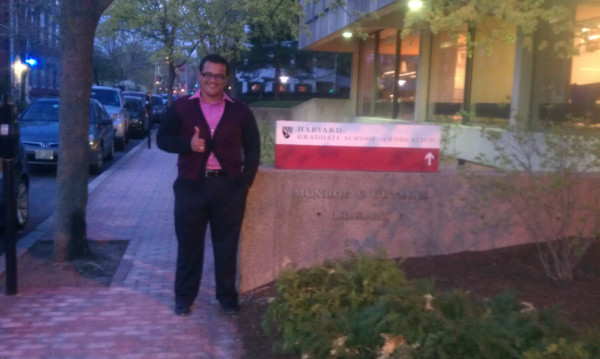 Hondureño que dormía debajo de un puente cuenta su historia en Harvard