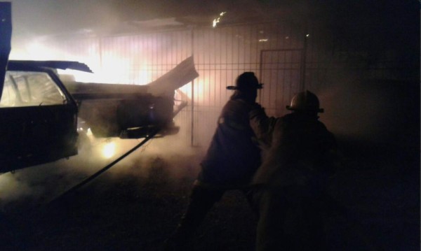 Incendio consume cuatro vehículos en parqueo de La Ceiba
