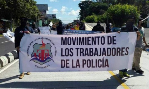 Policías salvadoreños marchan para exigir pago de bono por enfrentar a delincuencia&nbsp; &nbsp;&nbsp;