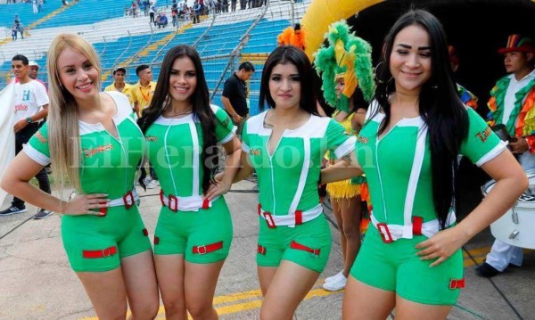 Hermosas hondureñas adornan el Olímpico de SPS en el duelo ante EEUU