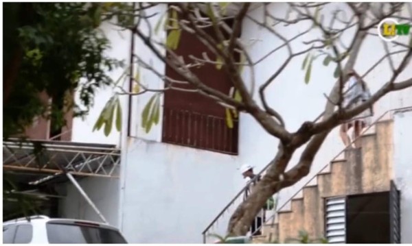 Neymar, consolado por su novia en un humilde hotel de Brasil