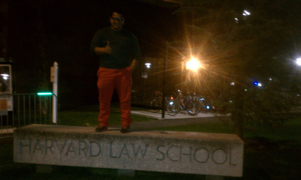 Hondureño que dormía debajo de un puente cuenta su historia en Harvard