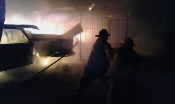 Incendio consume cuatro vehículos en parqueo de La Ceiba
