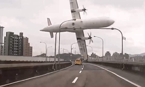 Avión se estrella contra puente y cae en un río