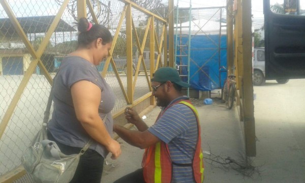 Motorista le pide matrimonio a su novia en portón de la Empresa Portuaria