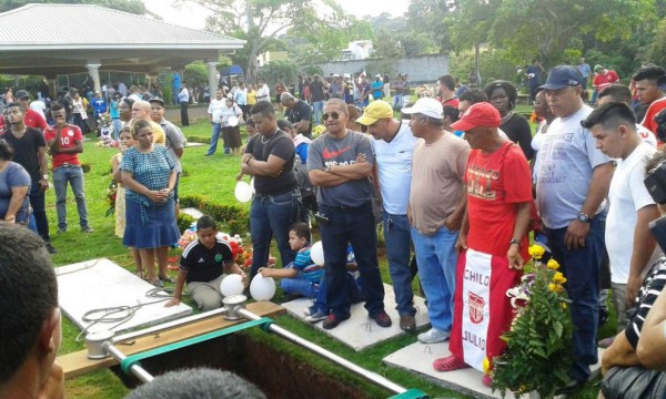 Último adiós al futbolista hondureño Arnold Peralta