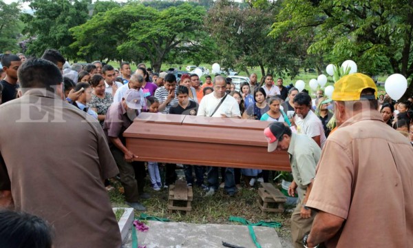 Con globos blancos despiden al estudiante centralista asesinado en la capital de Honduras