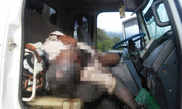 Hallan cuerpo de hombre en descomposición dentro de camión