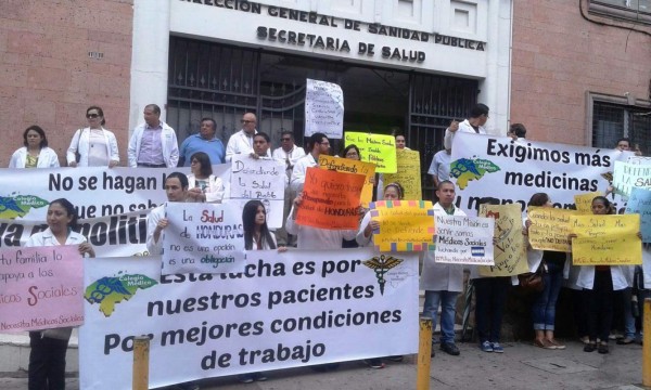 Con plantón, médicos exigen aumento salarial