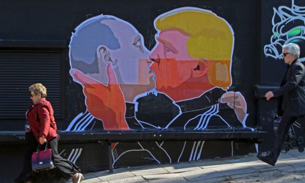 La imagen está inspirada en la famosa foto de 1979 en la que el entonces líder soviético Léonid Brejnev besaba al líder de la comunista Alemania del Este Erich Honecker.